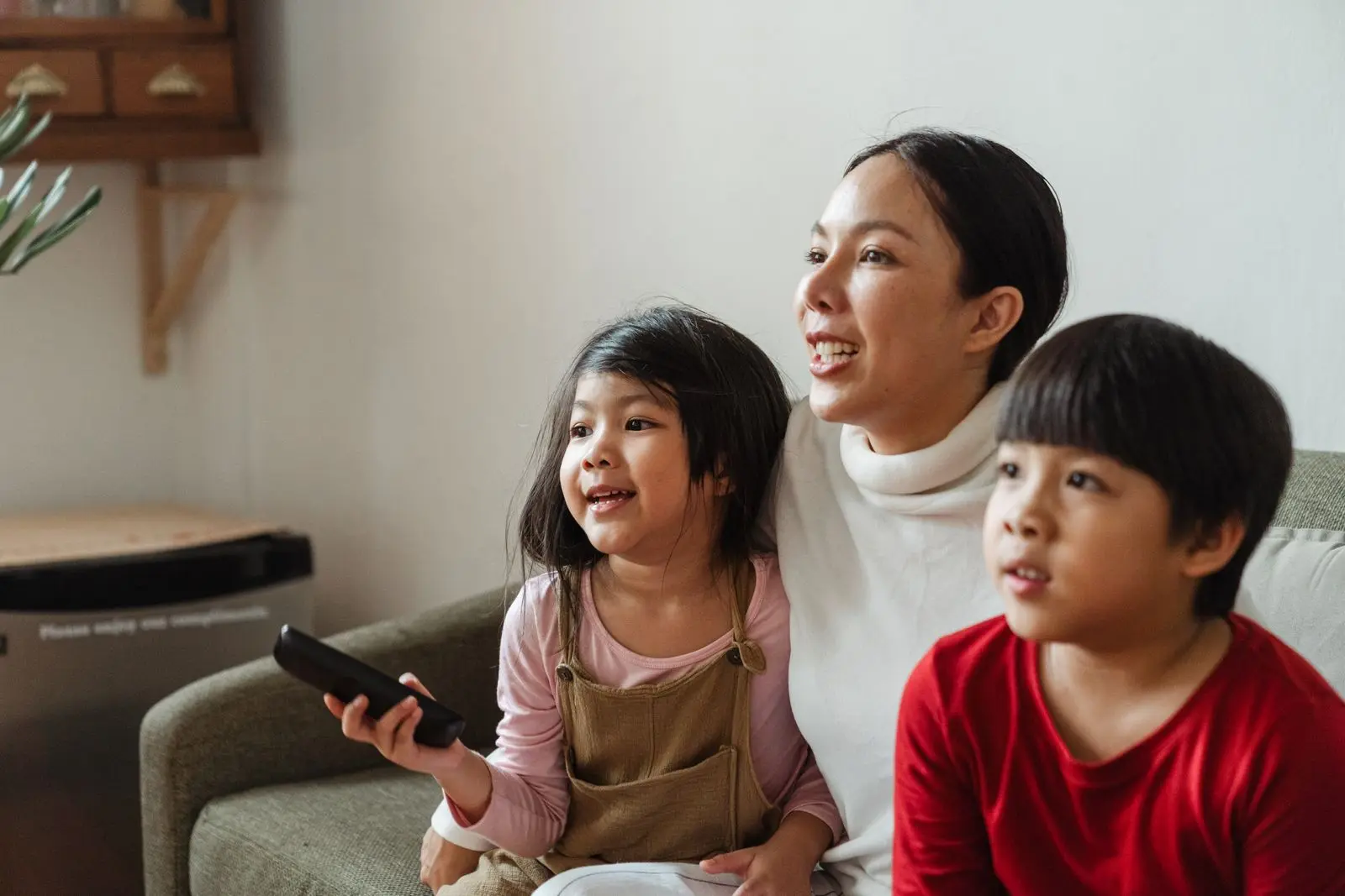 Barn och familj i soffan – billig IPTV för flera skärmar