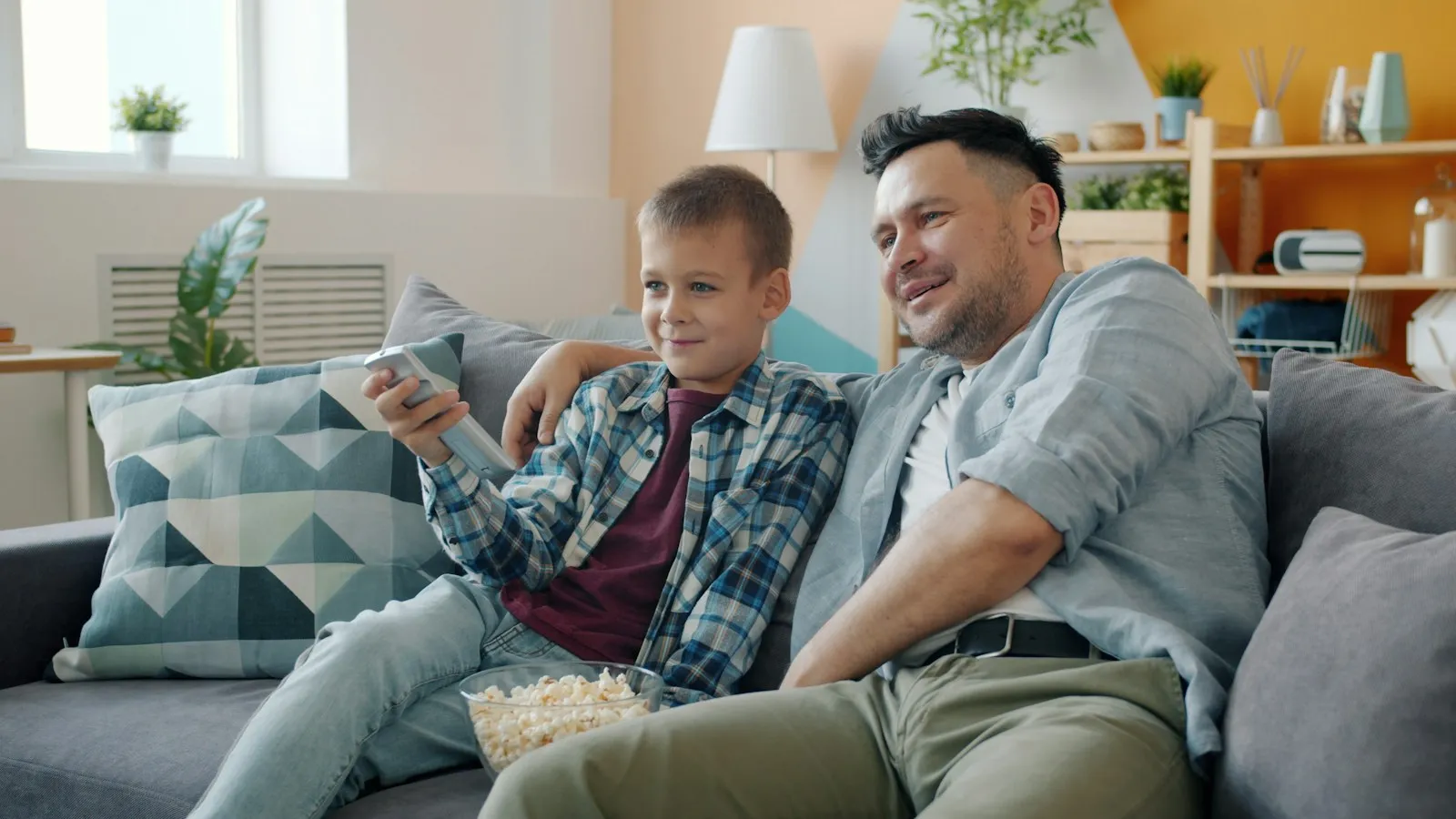 Familj tittar på sport med billig IPTV i Sverige
