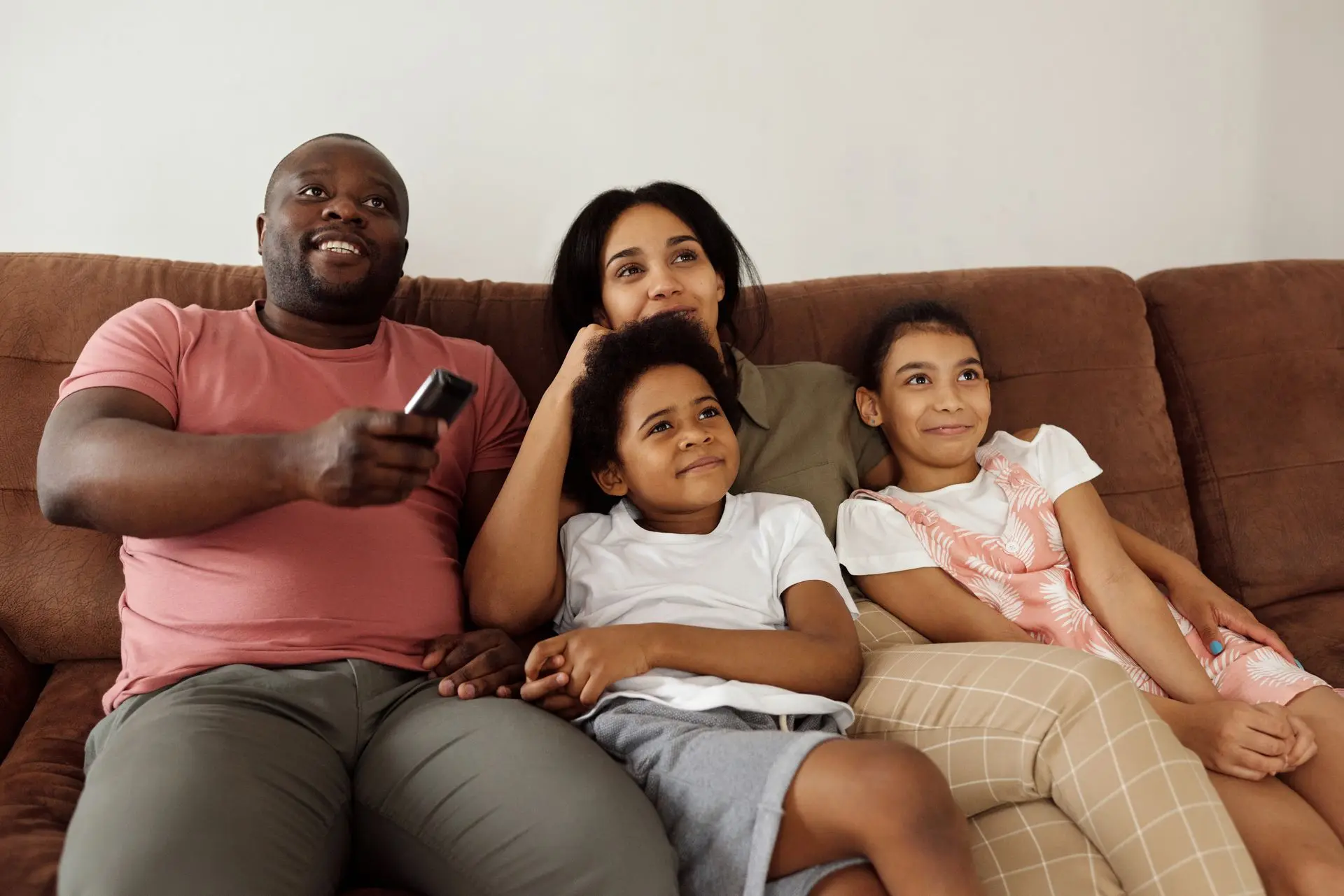 IPTV omdöme – nöjd familj tittar på tv hemma