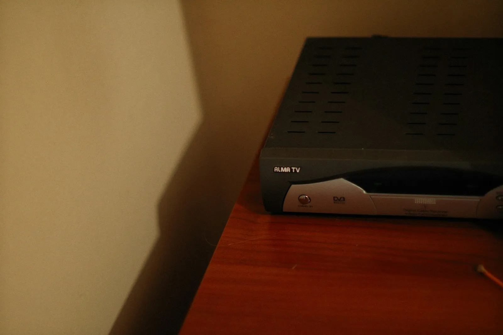 IPTV box från Formuler på tv-bänken