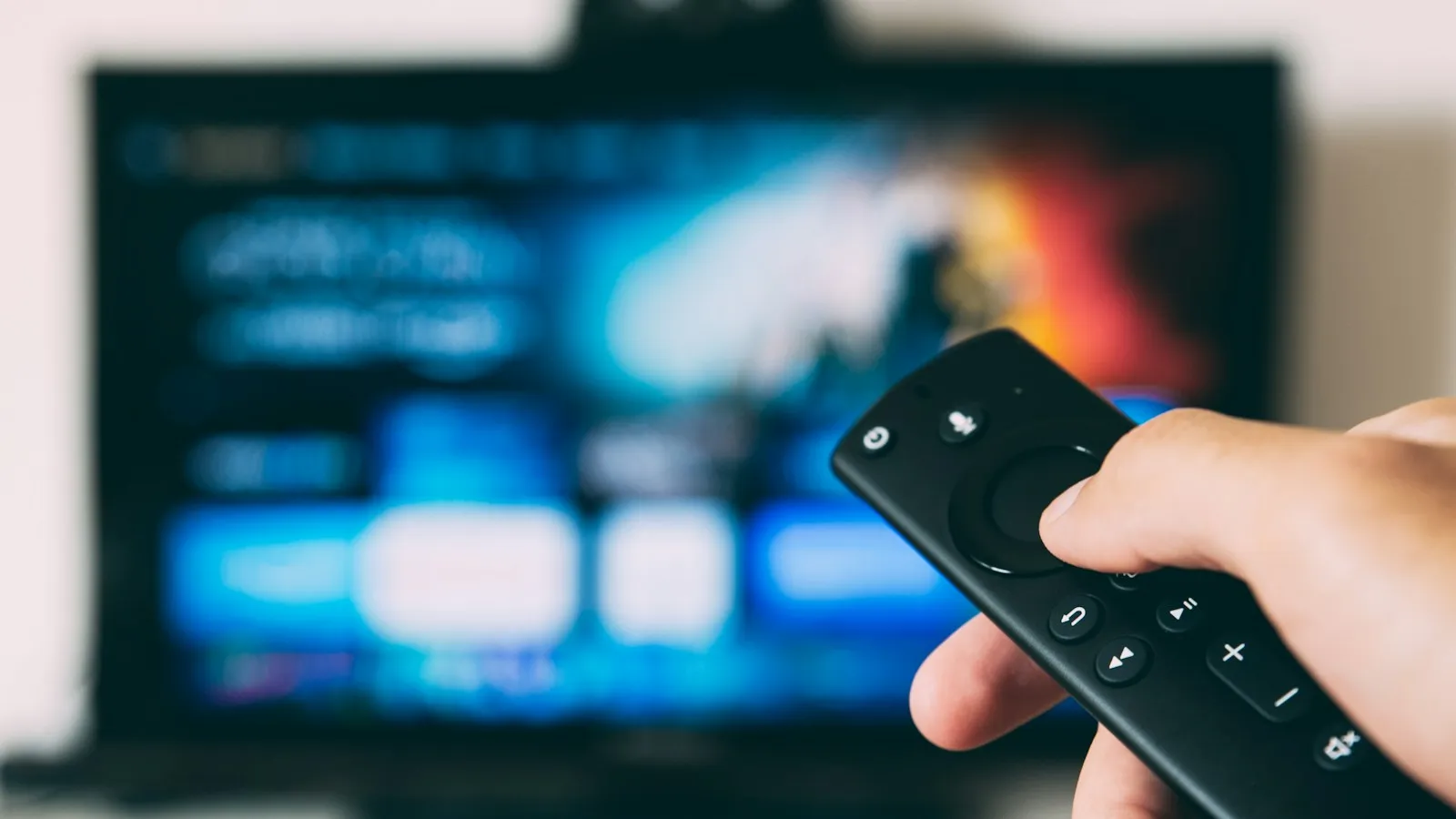 Fjärrkontroll framför tv med tv-guide